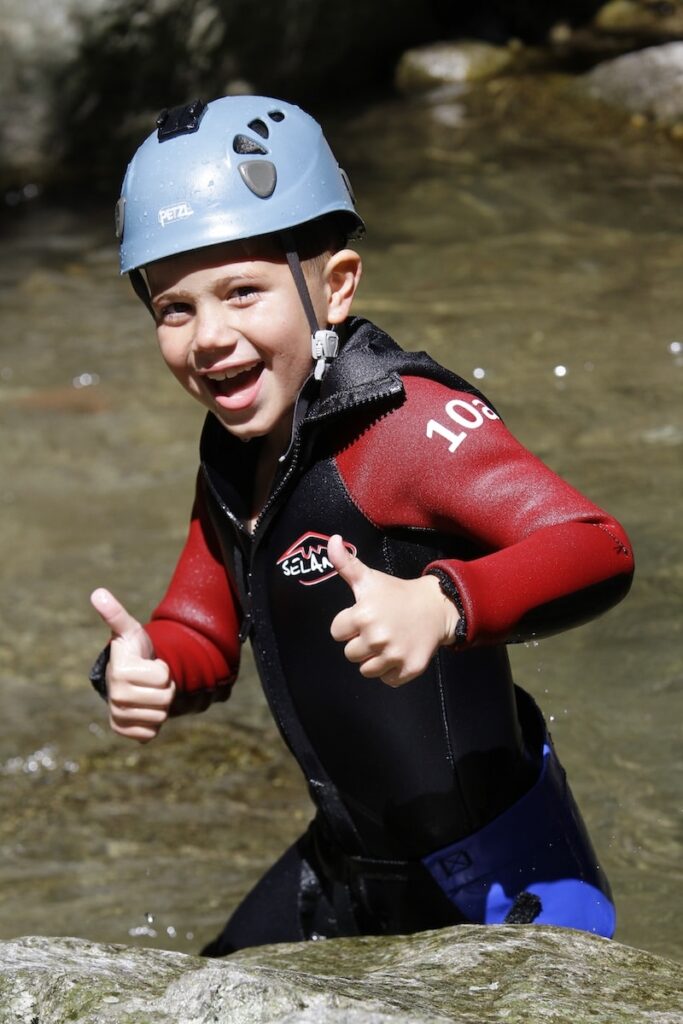 canyon Ardèche - un enfant très content de son passage sur la basse besorgue