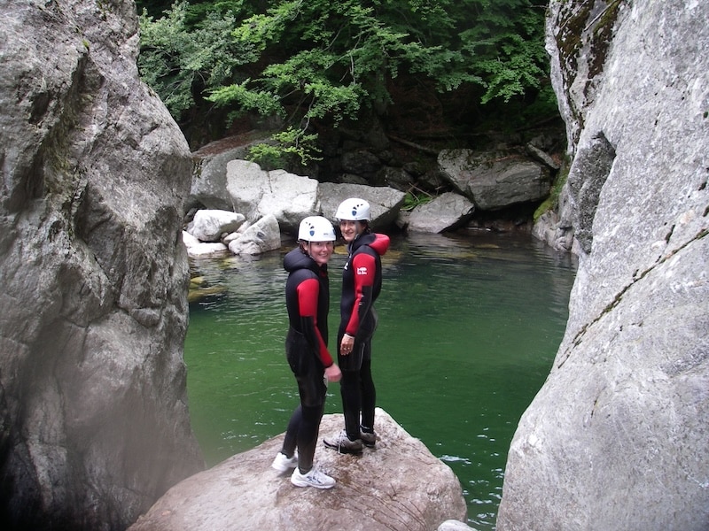 canyon Ardèche -deux personnes avant de sauter dans le canyon de la borne