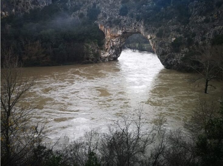le pont d'arc avec la rivière Ardèche en crue
