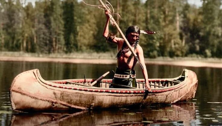 indien dans un canoë