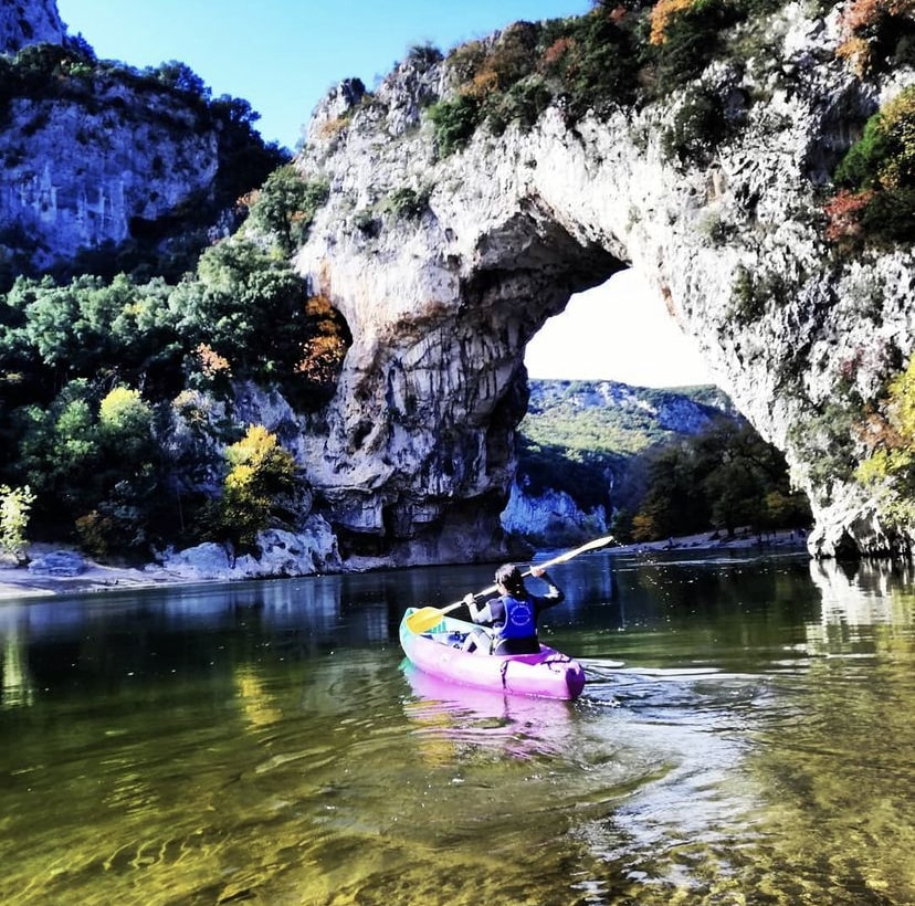 descente en canoë kayak en Ardèche sous le pont d'arc