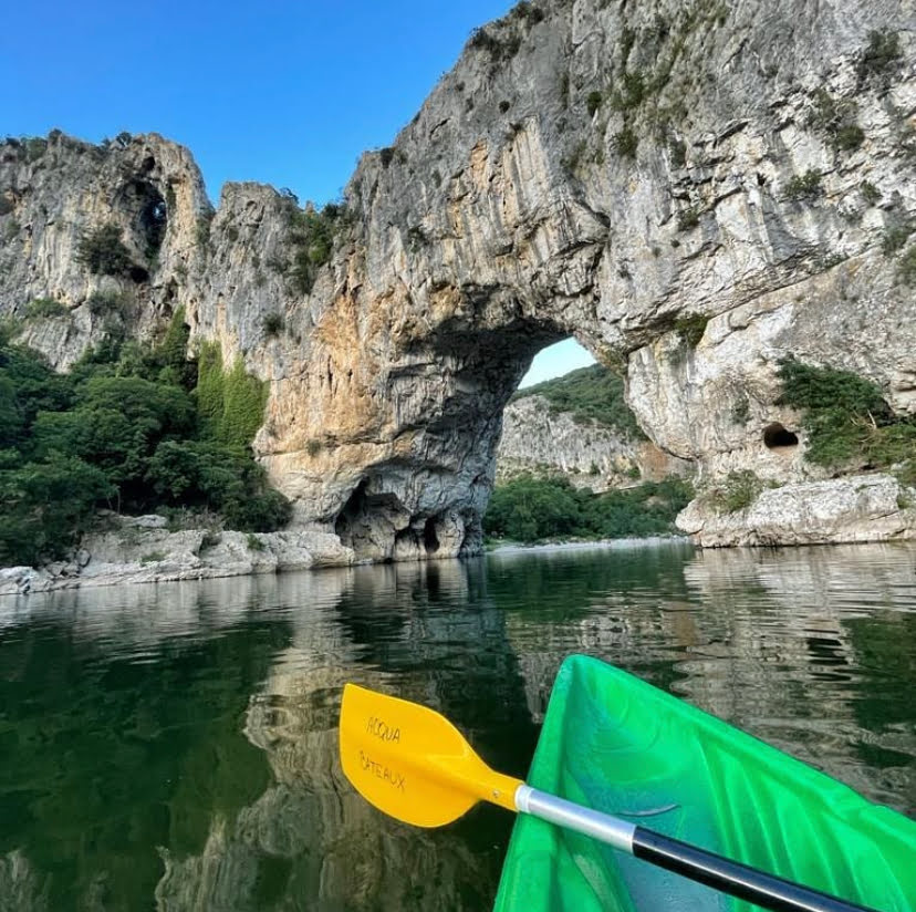 location de canoës kayaks en Ardèche avec une pointe de canoë devant le pont d'arc