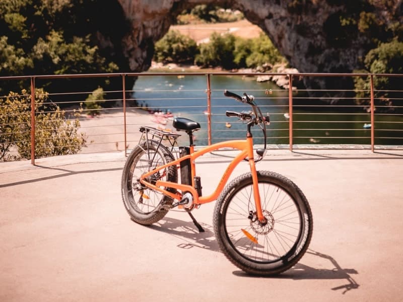 vélo électrique Fat bike devant le pont d'arc, idées parcours vélos Ardèche